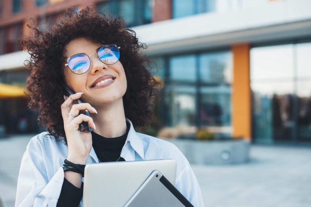Mulher usando telefone comercial