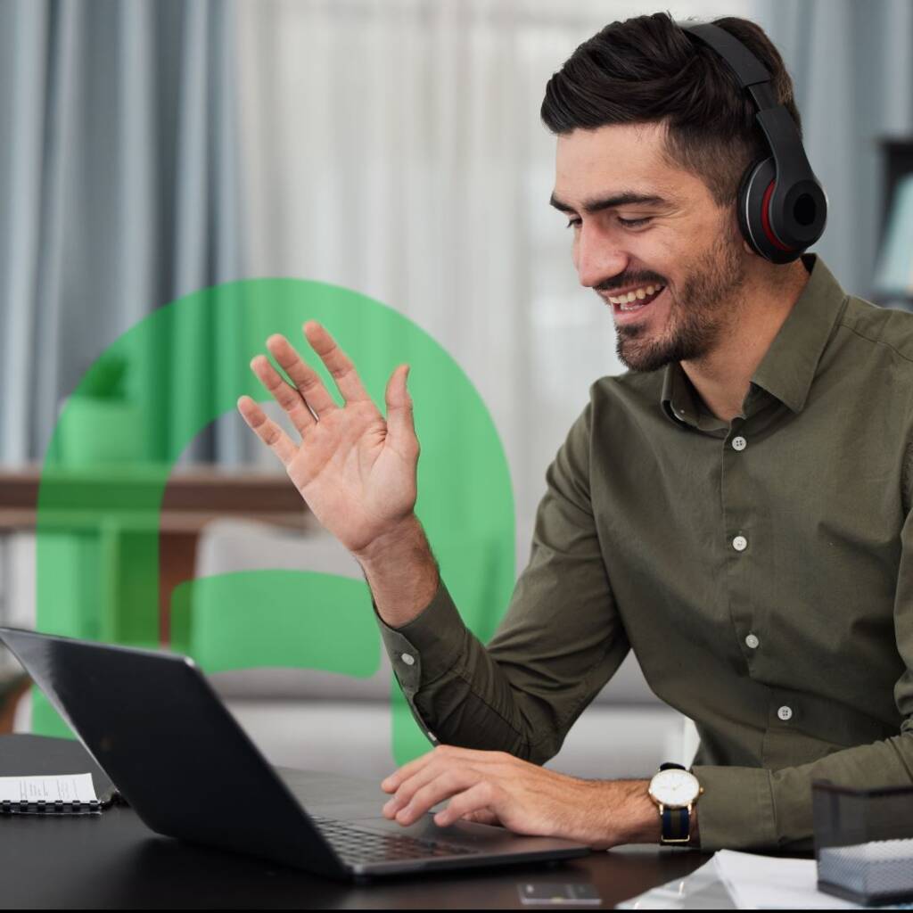 Um homem utilizando a tecnologia voip