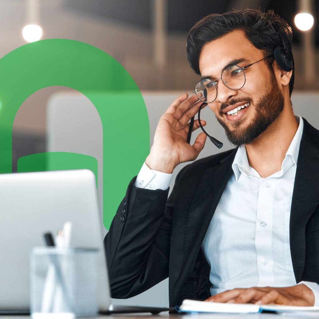 Homem utilizando a tecnologia voip