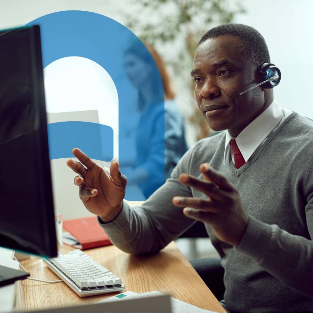 Homem atendendo uma ligação via Voip