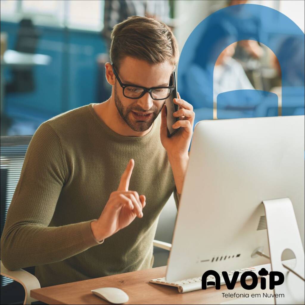 Homem utilizando o softphone voip da Avoip